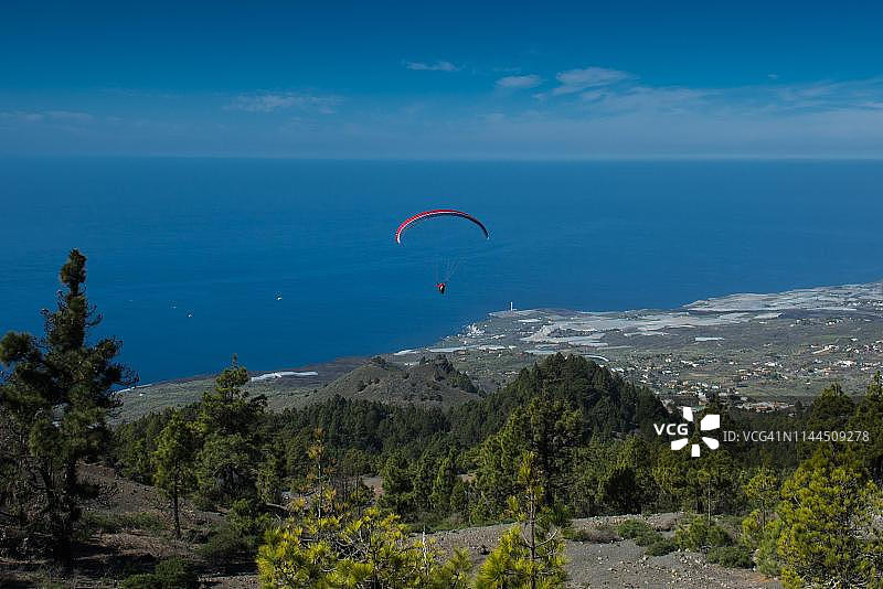 在卡尔德拉上空玩滑翔伞，靠近西班牙拉帕尔马岛纳奥斯港图片素材