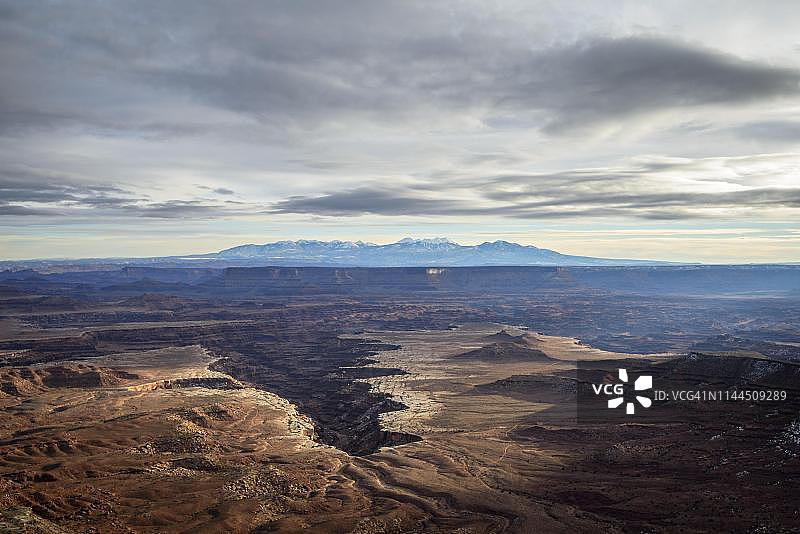 从 Grand View Point Overlook 眺望侵蚀地貌,岩层,纪念碑盆地,White Rim,La Sal 山脉,天空之岛,美国犹他州峡谷地国家公园图片素材