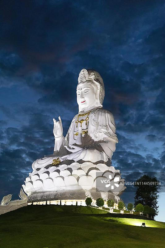 泰国清莱：华 Pla Kang寺黄昏时分巨大的观音雕像图片素材