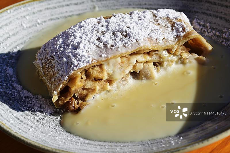 苹果馅饼配香草酱，奥地利蒂罗尔图片素材