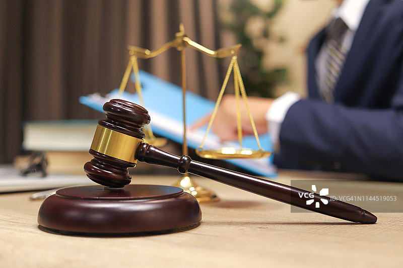 律师在律师事务所处理重要案件文件（曼谷，泰国）图片素材