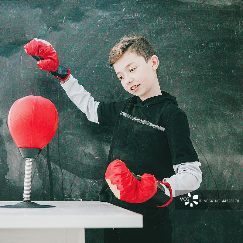黑色背景下的男孩拳击图片素材