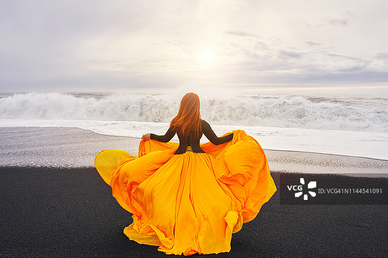 黑色海滩上的自由图片素材