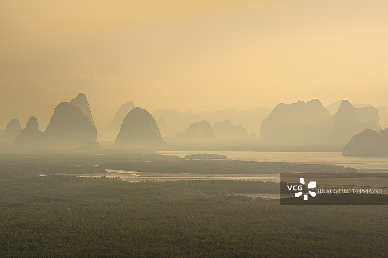 泰国攀牙湾的清晨鸟瞰图片素材