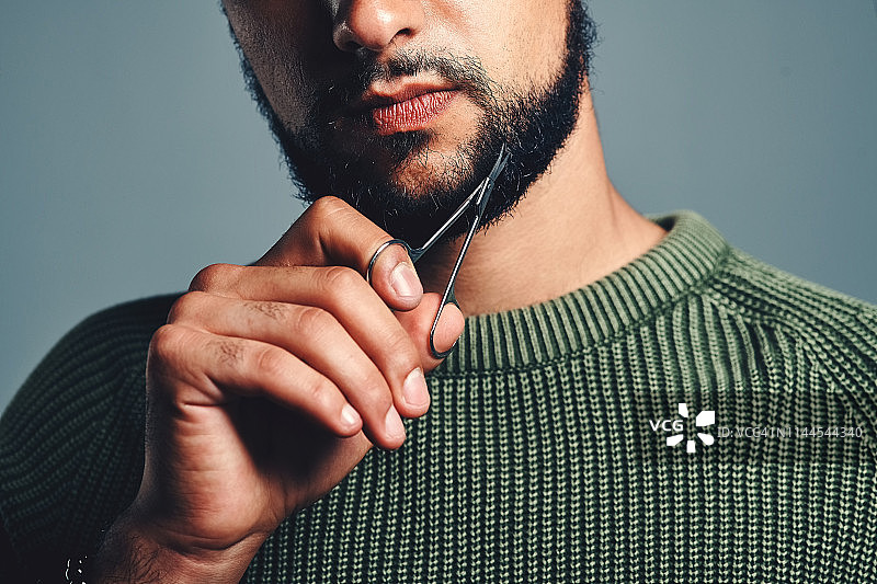 他是如何保持胡须美观的图片素材
