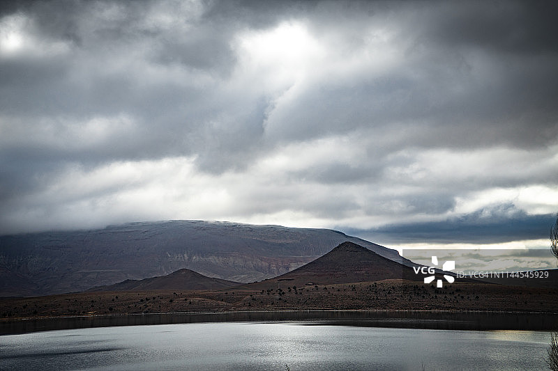 山脉中蒂斯利特湖的自然全景图片素材