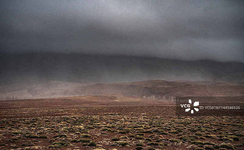 山区暴风雨自然风光全景图片素材