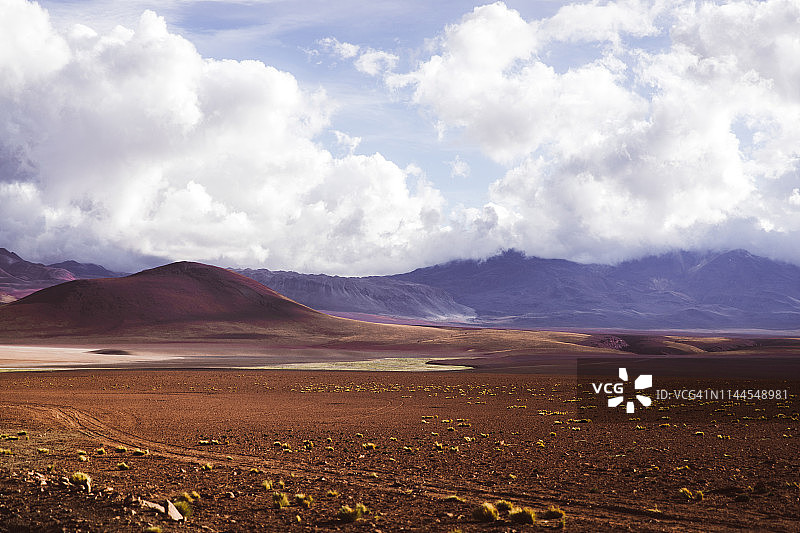 阿塔卡马公路旅行期间的彩色火山景观图片素材
