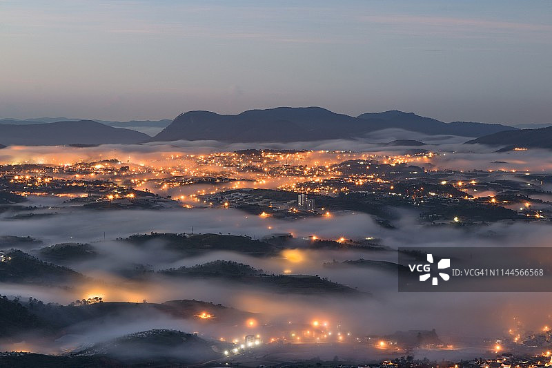 夜色中的雾都图片素材