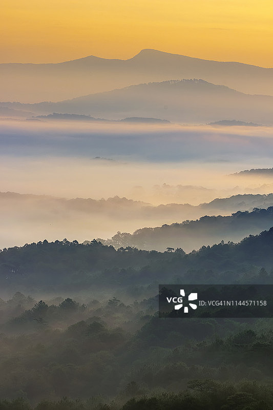 清晨山顶上的云彩图片素材