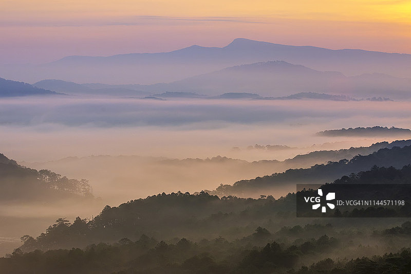 清晨山顶上的云彩图片素材