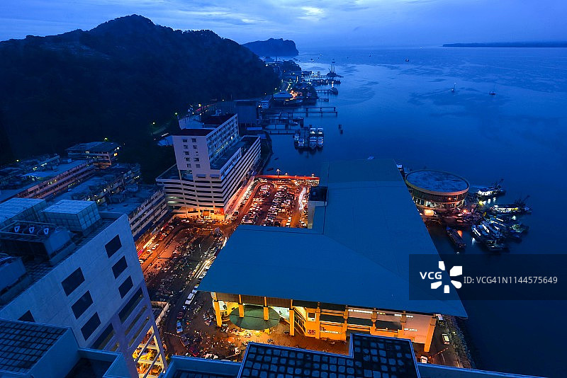 黄昏时分山打根鱼市场高角度景观图片素材