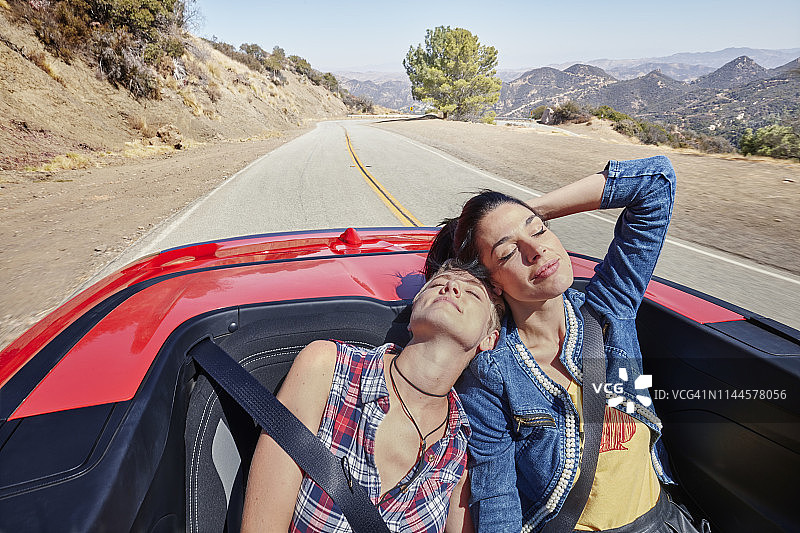 两位女人乘坐敞篷车兜风图片素材