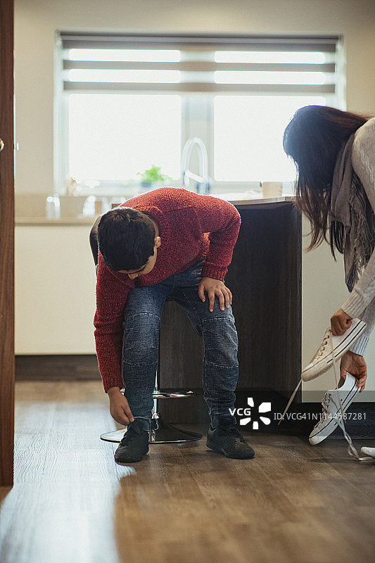 我该穿哪双？图片素材