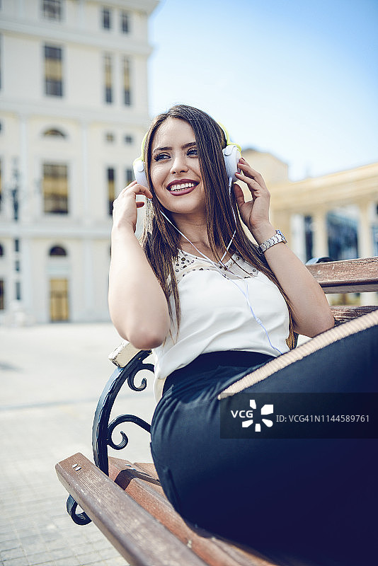 漂亮女子正在听音乐图片素材
