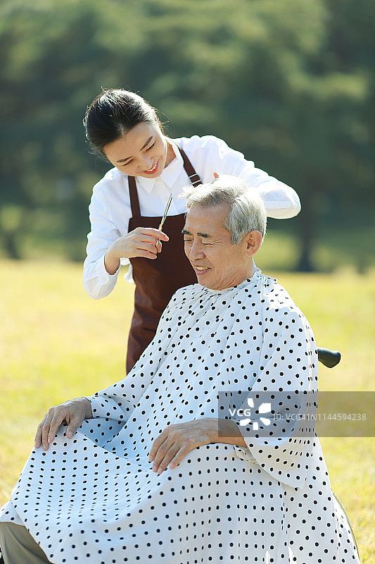 发型师为老年男人理发图片素材