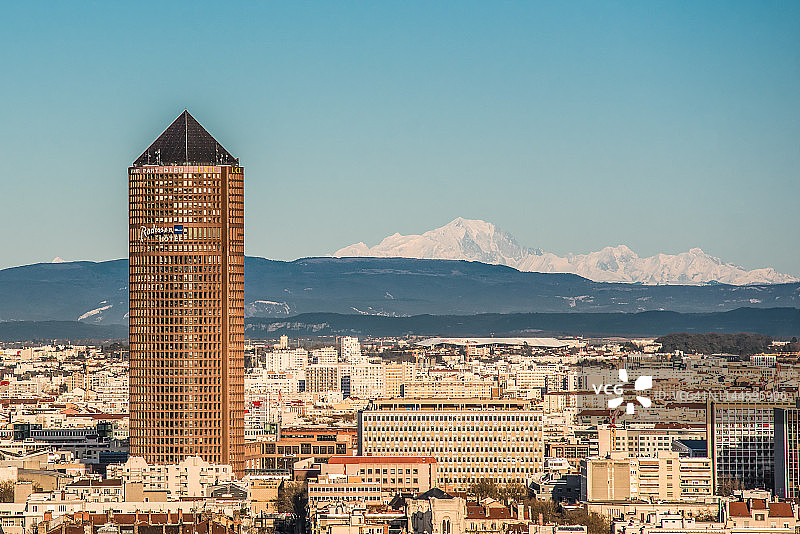 法国里昂城市全景，远眺阿尔卑斯山和勃朗峰图片素材