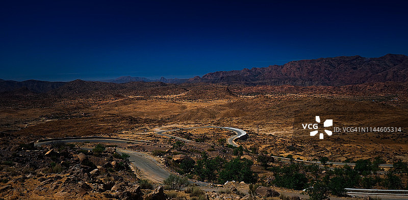 摩洛哥非洲橙色山脉间道路自然全景图片素材