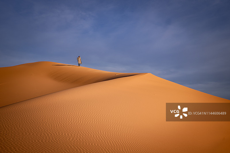 撒哈拉沙漠中的图阿雷格人，摩洛哥，非洲图片素材