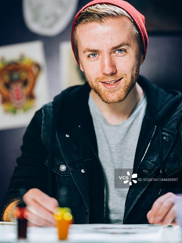 纹身师在工作室创作图片素材