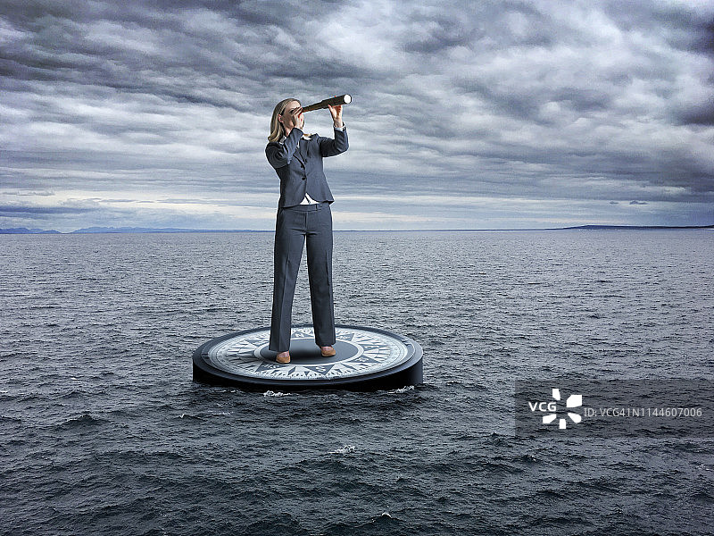 女商人站在指南针上，在暴风雨中用单筒望远镜观察图片素材