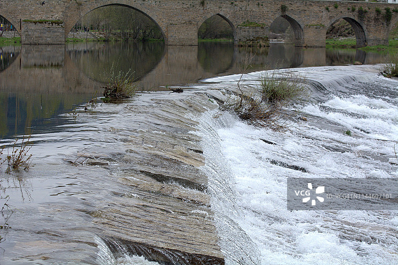 托尔梅斯河上的中世纪桥梁图片素材