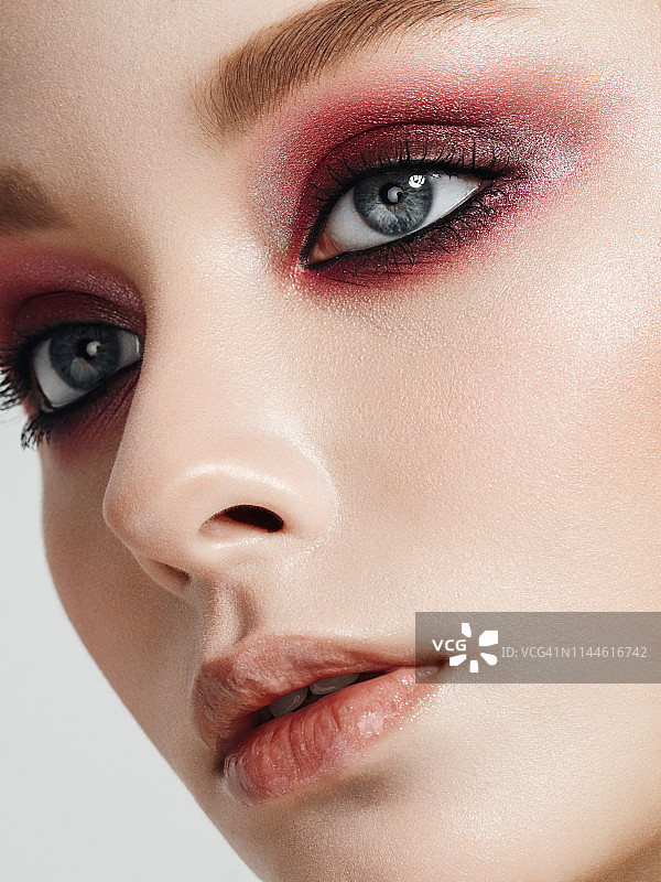 化着鲜艳妆容的漂亮女孩图片素材