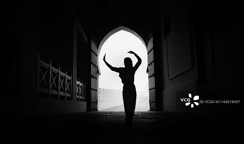 阿拉伯风格黑色拱门与女性剪影图片素材