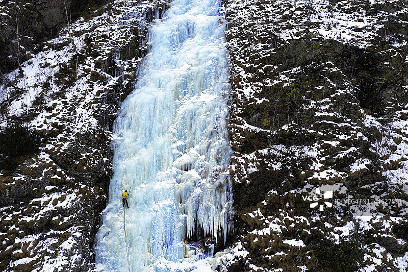 攀岩者攀登冰冻瀑布，意大利伦巴第图片素材