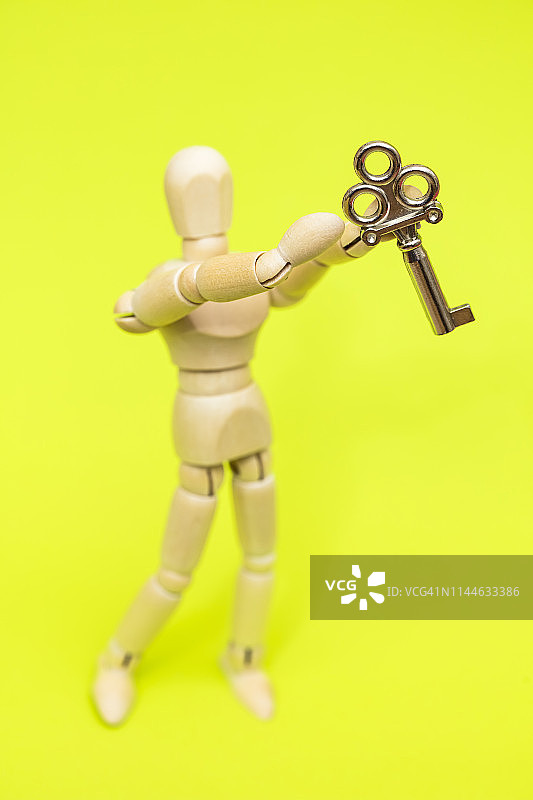 手持小钥匙的模特图片素材