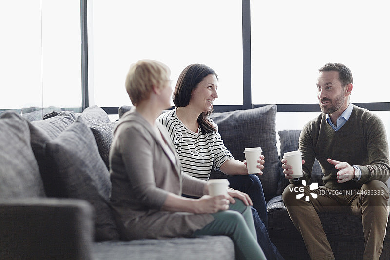 办公室职员在咖啡休息时间讨论想法图片素材