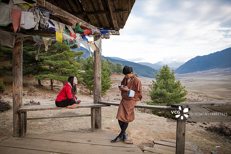两人在不丹耶科休息图片素材