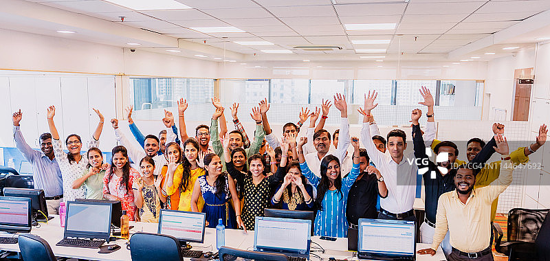 欢呼雀跃的员工的企业合影图片素材