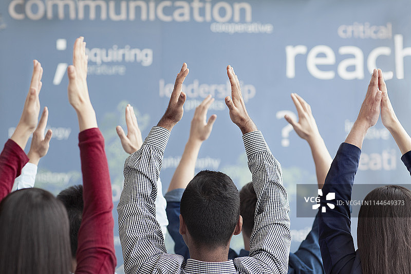 在会议中集体锻炼的人们图片素材