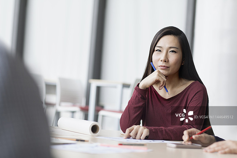 女人在设计会议上听演讲者发言图片素材