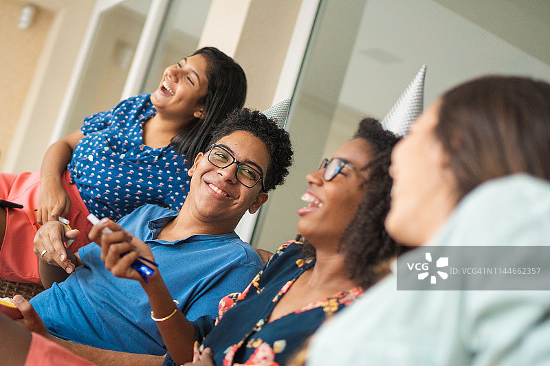 朋友们在家中联络感情图片素材