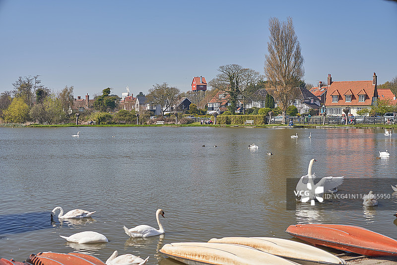 索普内斯历史悠久的村庄和米尔湖图片素材