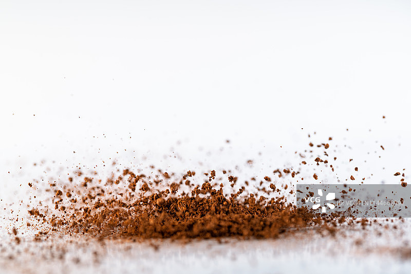 高速摄影捕捉到的空中飞舞咖啡粉图片素材
