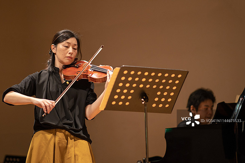 小提琴家和钢琴家在古典音乐会上演奏图片素材