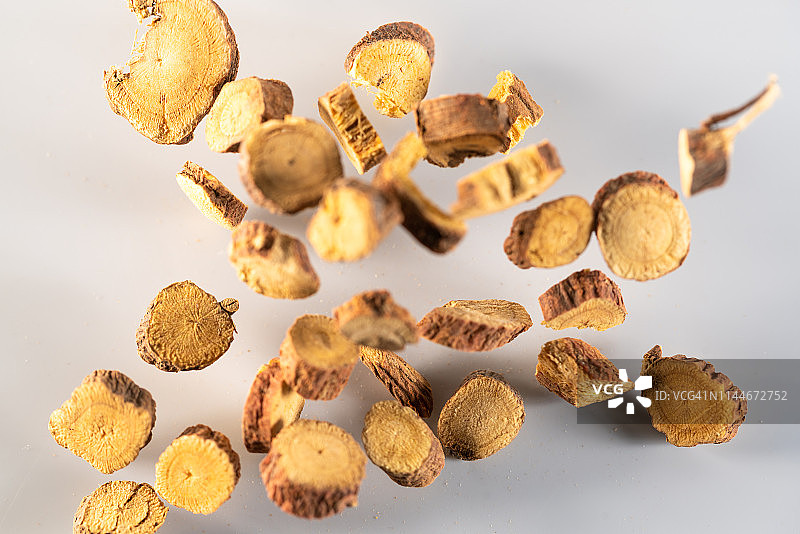 半空中舞动的甘草，白色背景高速拍摄图片素材