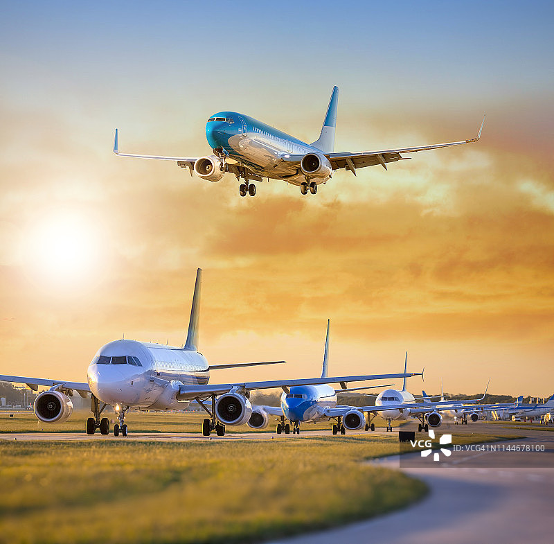 飞机降落，其他人员在机场等待起飞图片素材