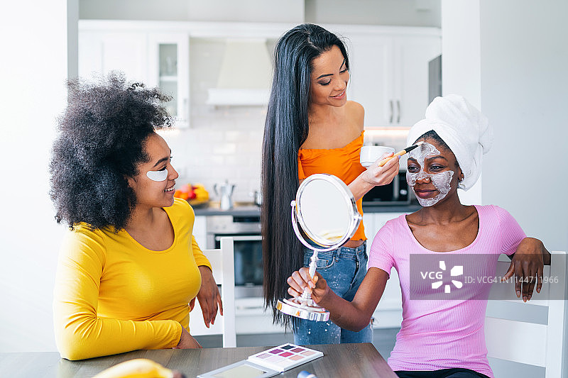 女孩们在做面膜，呵护肌肤图片素材