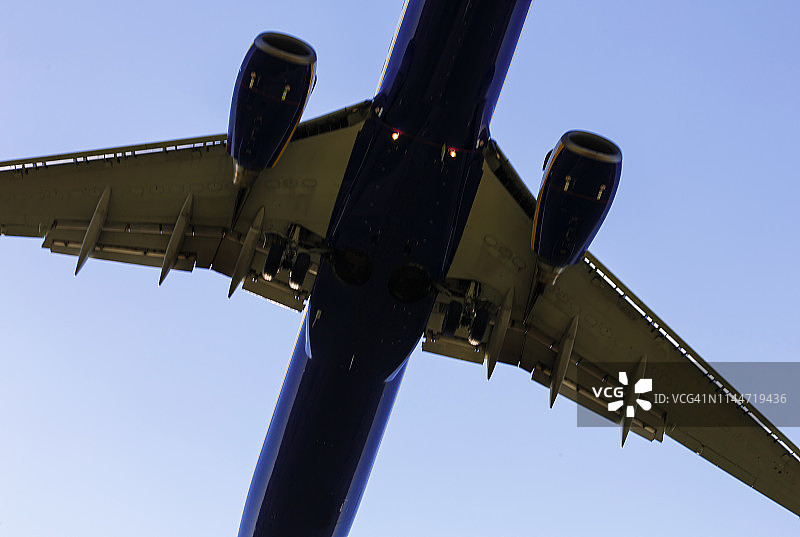 蓝天中的客机（德国勃兰登堡舍内费尔德）图片素材