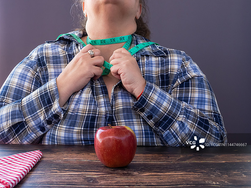 曲线型身材的女人在节食。肥胖概念图片素材