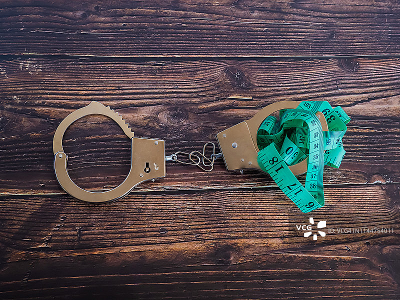 手铐和卷尺：饮食概念图片素材