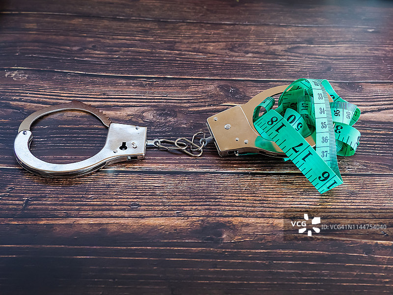 手铐和卷尺：饮食概念图片素材