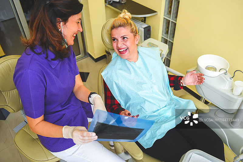 在牙医处检查牙齿的女人图片素材