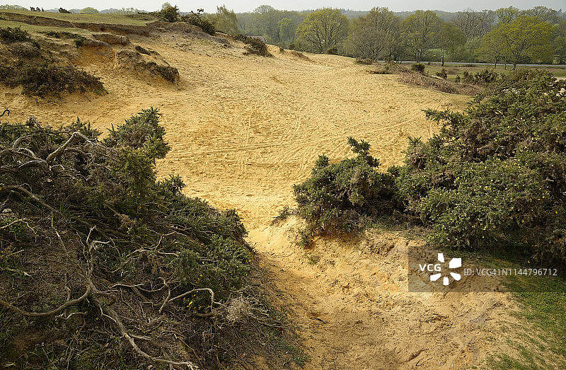 人为侵蚀脆弱地貌，裸露出黄色沙土图片素材