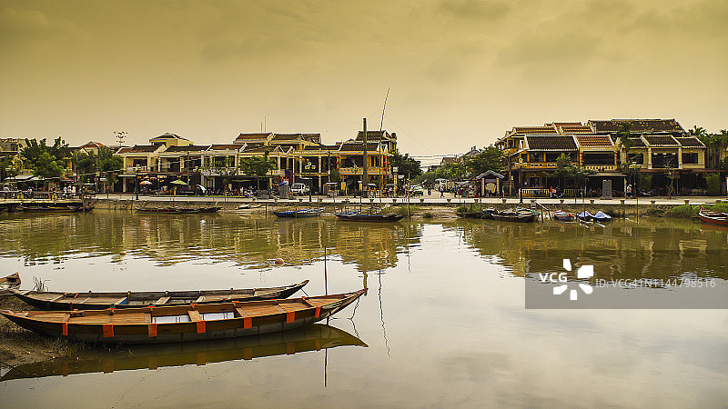 秋盆河上的渔船图片素材