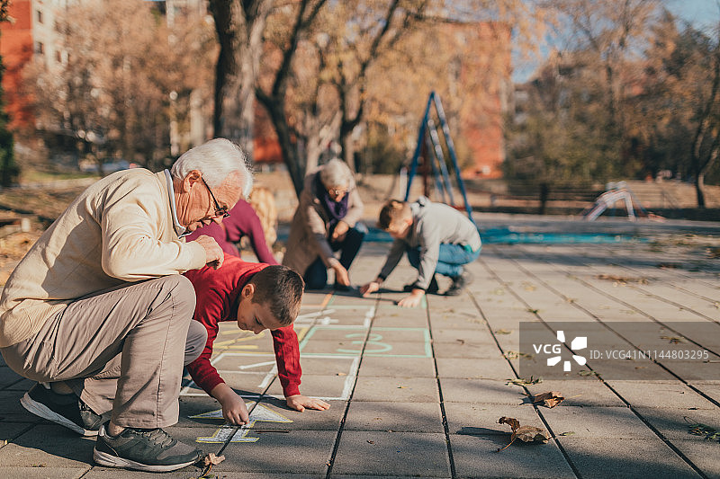 一家人在户外玩耍图片素材
